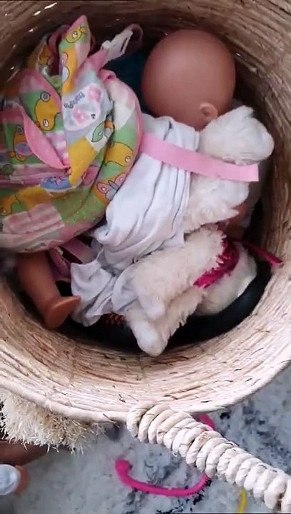 Il découvre un serpent dans les jouets de la chambre d'enfant