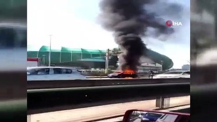 Yol ortasında alev alev yanan otomobil küle döndü