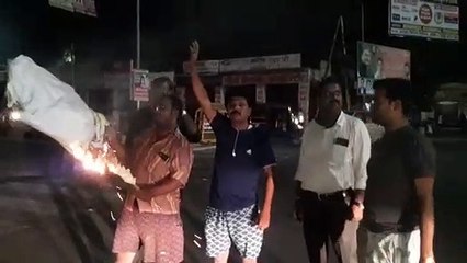 हाथरस प्रशासन का फूंका पुतला