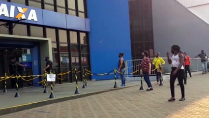 Filas se formam na Caixa ainda antes da abertura