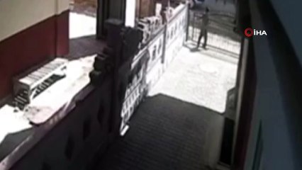 Genç kız pencereden atlayıp motosiklet hırsızlarını neye uğradığını şaşırttı... O  anlar kamerada