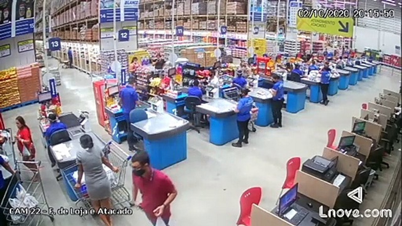 Câmera interna registra o momento exato em que as prateleiras do Supermercado Mateus desabam