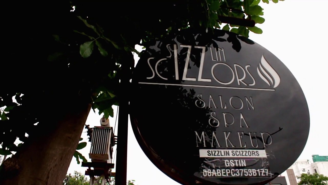 HAIRSTYLING OF INDIAN MODEL | VARUN HARWANI HAIR CUT.