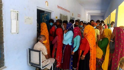दूसरे चरण के मतदान में भी नहीं दिखी सतर्कता, सोशल डिस्टेंसिंग तार-तार