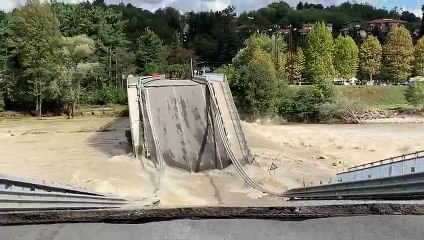 Download Video: Alluvione in Piemonte: crollato il ponte sul Sesia tra Romagnano e Gattinara