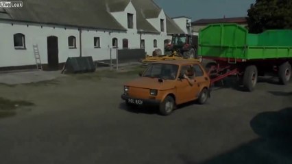 Une toute petite Fiat tracte 4 remorque agricoles énormes
