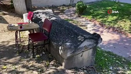 Bursa’da taksi durağının önündeki 2 bin yıllık lahit dikkat çekiyor