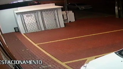 Câmera mostra homem arrombando vidro de carro e furtando objeto