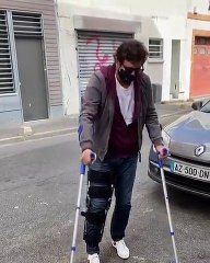 Patrick Bruel a annoncé s'être fait opérer et s'est montré avec des béquilles et une attelle dans une vidéo publiée sur son compte Instagram.