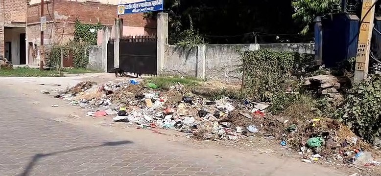 विद्यालय के बाहर कूड़े की प्राचार्य ने कि जिले के उच्च अधिकारियों से शिकायत