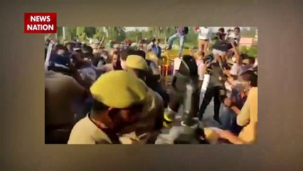 DND पर लाठी चार्ज के दौरान कार्यकर्ताओं के ढाल बनीं प्रियंका गांधी, देखें वीडियो