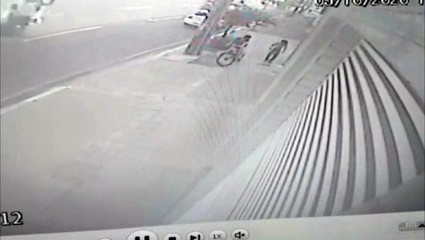 Câmera mostra momento que vítima de agressão cai no Centro e é socorrida