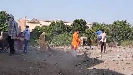 Video herunterladen: भरथना के मोहल्ला ब्रजराज नगर में चलाया गया सफाई अभियान