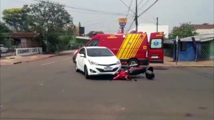 Descargar video: Duas pessoas ficam feridas em forte batida na Rua São Paulo