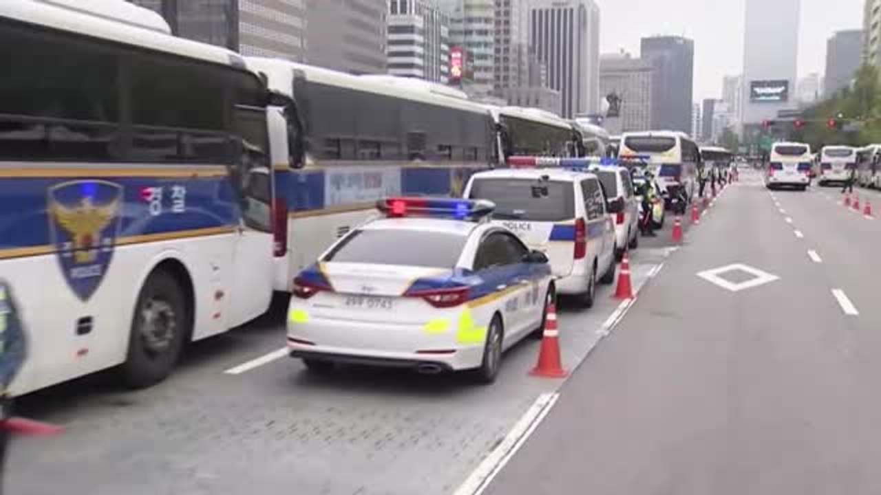 La Policía surcoreana blinda Seúl con una muralla de autobuses para evitar manifestaciones
