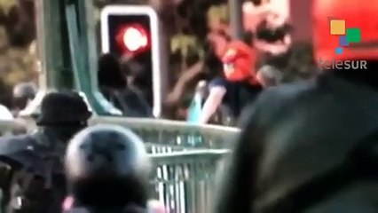 Carabinero arroja a un joven al Mapocho