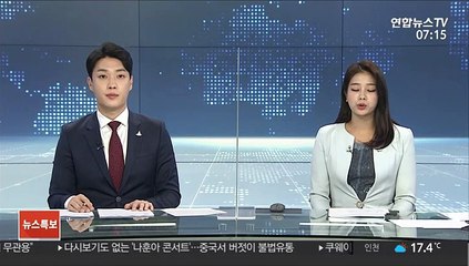 자유로 달리는 차들 위로 검은 액체…교통 정체