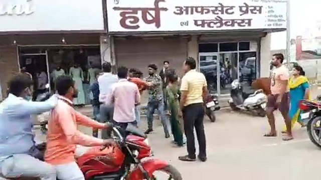 लड़की के साथ छेड़खानी कर रहे मनचले को पब्लिक ने जमकर पीटा