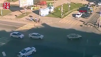 Rusya'da kaza sonrası kontrolden çıkan araç yayaların üzerine uçtu