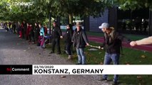 شاهد: متظاهرون في ألمانيا والدول الجارة يقيمون سلسلة بشرية للاحتجاج ضد إجراءات الحد من تفشي كورونا
