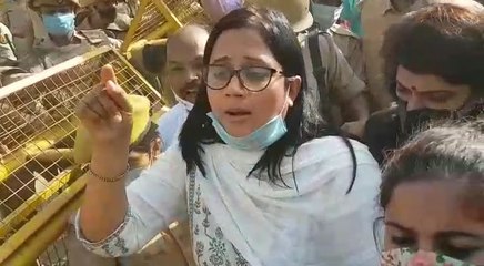 पुलिस ने  रोका तो निर्भया केस की वकील सीमा कुशवाहा ने पूछा- पेट्रोल डालकर बेटी को क्यों फूंका?