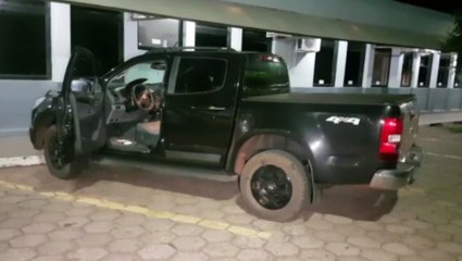 PMs flagram jovem quebrando vidro de caminhonete para cometer furto