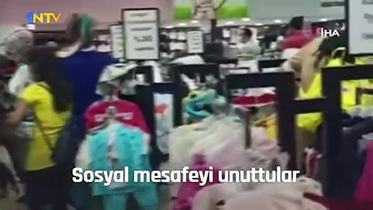 Alışveriş yaparken sosyal mesafeyi unuttular