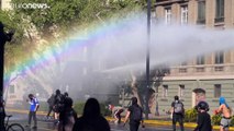فيديو: حادثة رمي الشرطة شاباً عن جسر في سانتياغو تشعل المظاهرات في تشيلي