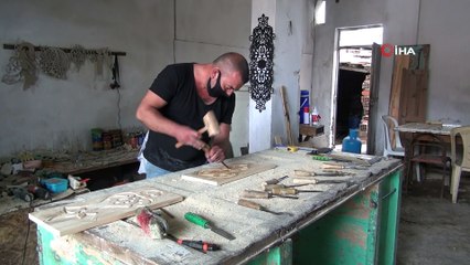 Eski ahşap kapılara sanatıyla şekil veriyor