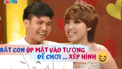 Bá đạo cặp vợ chồng trẻ bắt con ÚP MẶT VÀO TƯỜNG để chơi XẾP HÌNH