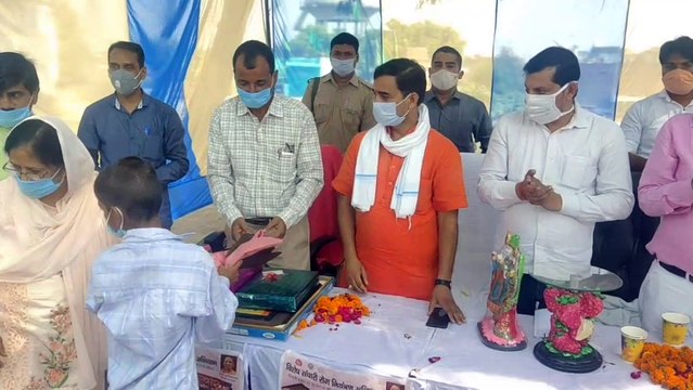 विधायक आशीष सिंह द्वारा हुआ ड्रेस का निःशुल्क वितरण