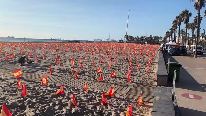 53.000 banderas recuerdan en una playa de Valencia a los fallecidos por coronavirus
