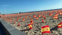 Más de 50.000 banderas en una playa de Valencia para homenajear a las víctimas del coronavirus