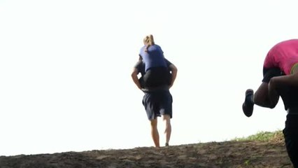 Hungría celebra la tradicional carrera "Cargar con la esposa"