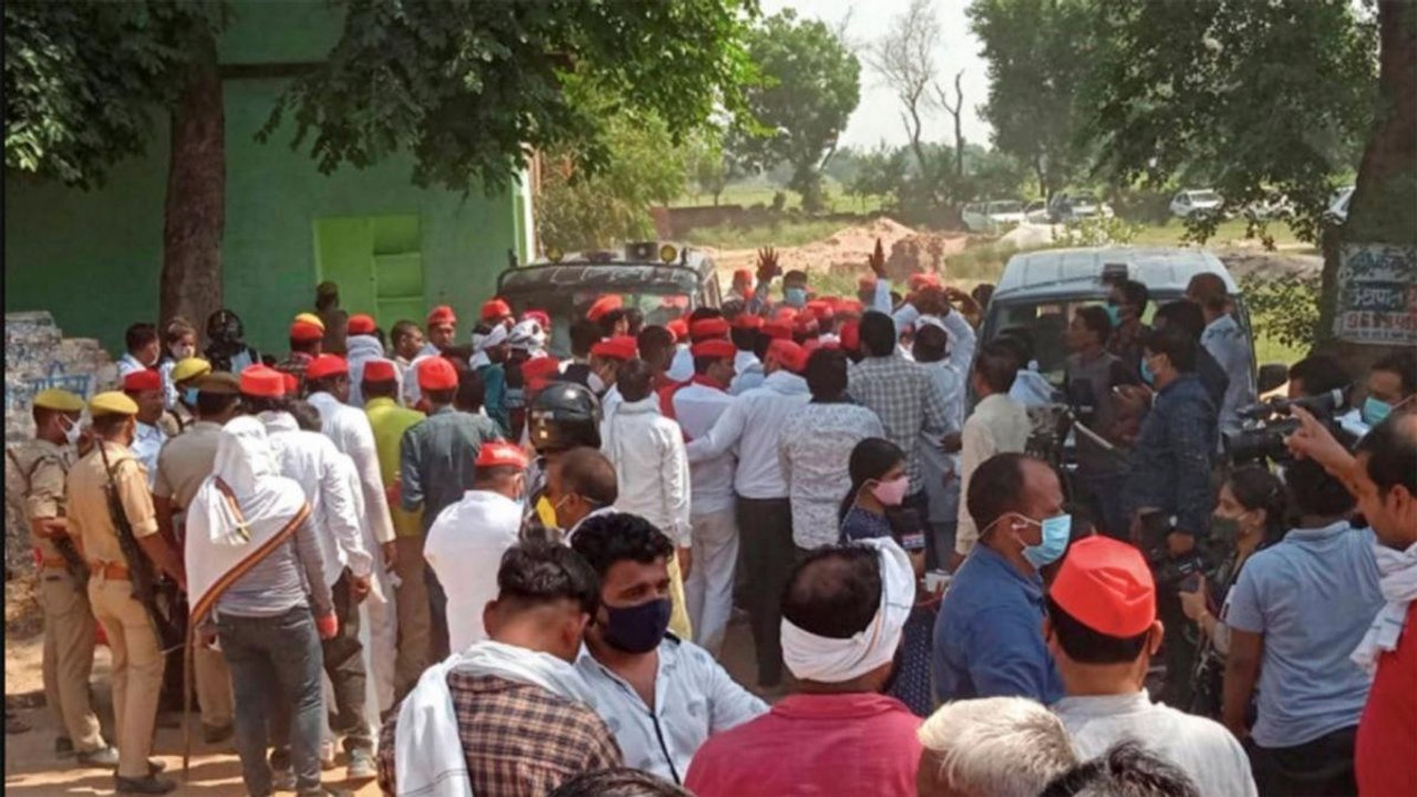 Samajwadi Party leaders meet Hathras victim's family