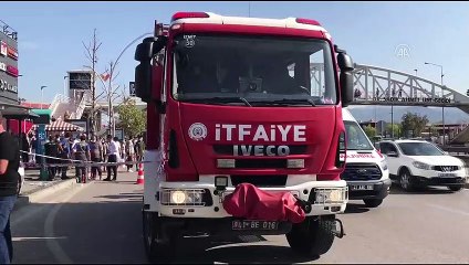 Otomobil otobüs durağına çarptı: 4 yaralı - KOCAELİ