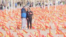 Miles de banderas por las víctimas del Covid en la playa de Alboraya
