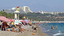 Antalya’da Ekim ayında termometreler 37 dereceyi gösterdi, tatilciler sahillere akın etti