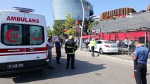 Sürücü kalp krizi geçirdi, otomobil yolcuların beklediği otobüs durağına daldı: 4 yaralı
