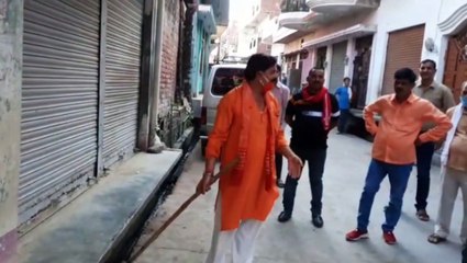 सभासद ने खुद की मोहल्ले की साफ-सफाई