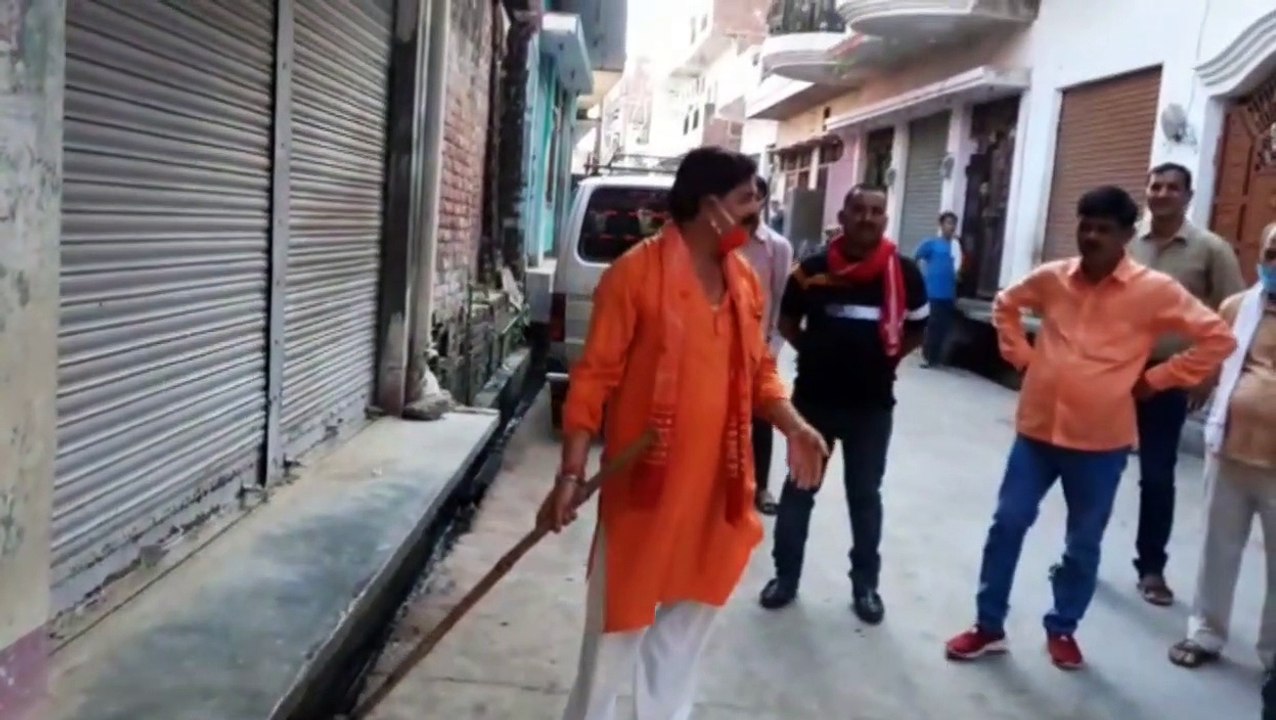 सभासद ने खुद की मोहल्ले की साफ-सफाई