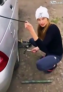 Le tuyau du gonfleur est trop court, elle démonte ses pneus... sauf que...