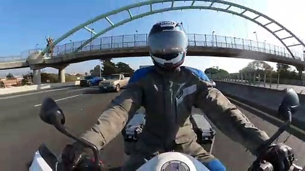 Jolie prise d'un motard