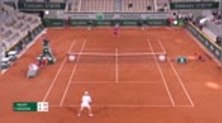 Скачать видео: French Open - Swiatek stuns Halep