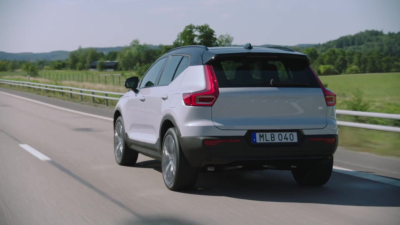 Volvo XC40 Recharge P8 in Glacier Silver Metallic