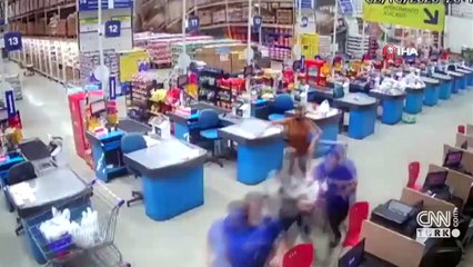 Süpermarketteki raflar domino taşı gibi devrildi: 1 ölü