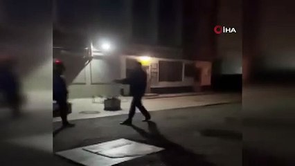 Rusya’da polis üzerine yürüyen genci bacaklarından vurdu