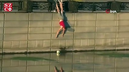 Rusya'da nehre düşen topu kurtarmak isteyen gençlerin operasyonu viral oldu