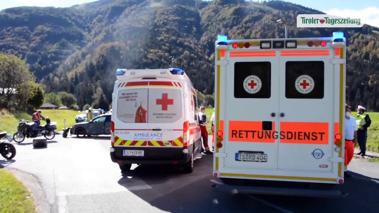 Kollision mit Auto in Kössen: Biker (57) und Beifahrerin (62) schwer verletzt