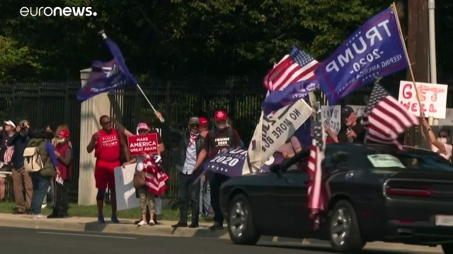 Trump hace una breve aparición pública para saludar a sus simpatizantes a las afueras del hospital